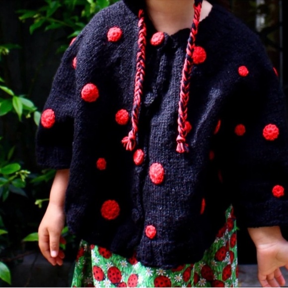 Black and Red Cape with Striking Design - Picture 3 of 7